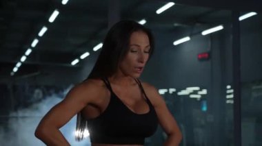 Beyaz kadın spor salonunda egzersiz yaptıktan sonra yoruldu.