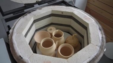 Özel bir fırında seramik kaplar. Seramik Okulu