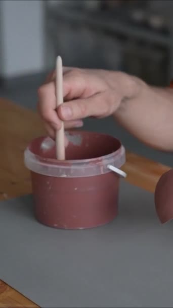 Close Oleiro Mãos Com Uma Pintura Escova Pratos Cerâmica Vídeo — Vídeo de Stock