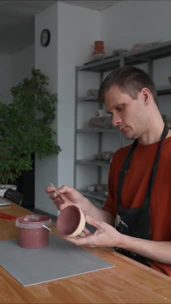 Pottenbakker Verft Keramische Schaaltjes Met Een Borstel Verticale Video — Stockvideo