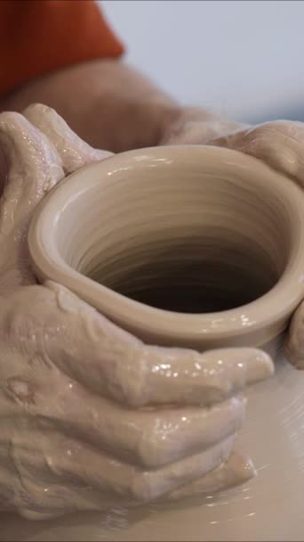 Zbliżenie Rąk Garncarzy Tworzących Ceramiczny Wazon Kole Garncarskim Pionowe Wideo — Wideo stockowe
