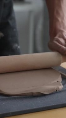 Çömlekçilere yakın çekim. Dikey video