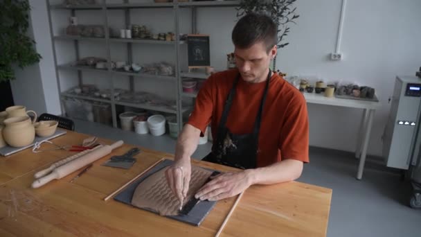 Bir Çömlekçi Yuvarlanmış Bir Kil Parçasını Şablonlarla Keser — Stok video