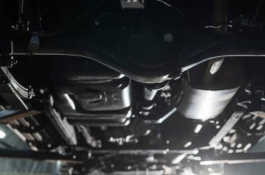 Asansördeki arabanın alt kısmının görüntüsü.