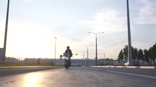 Pria Kaukasia Mengendarai Sepeda Motor Listrik — Stok Video