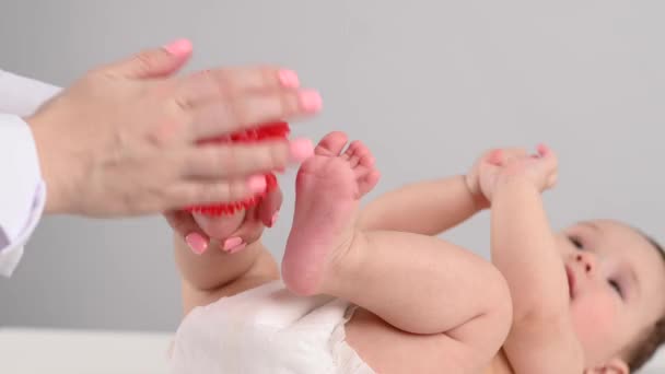 Medico Massaggi Babys Piede Utilizzando Una Palla Spillo — Video Stock