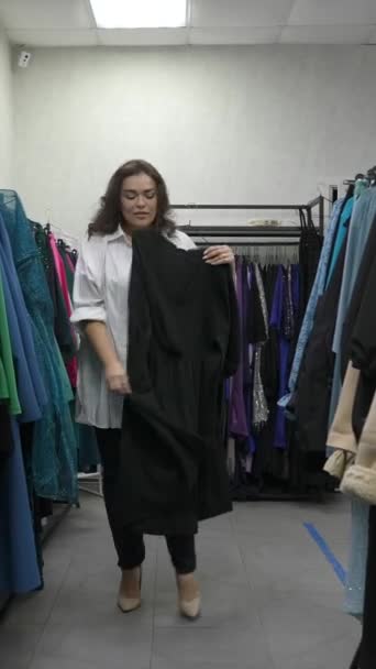 플러스 상점에서 뚱뚱한 여자는 드레스를 시도합니다 비디오 — 비디오