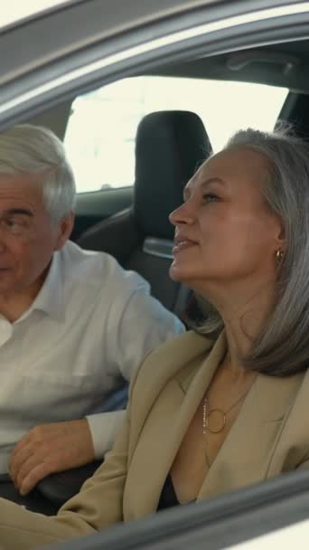 Ett Äldre Par Väljer Bil Hos Bilhandlare Gammal Kvinna Som — Stockvideo