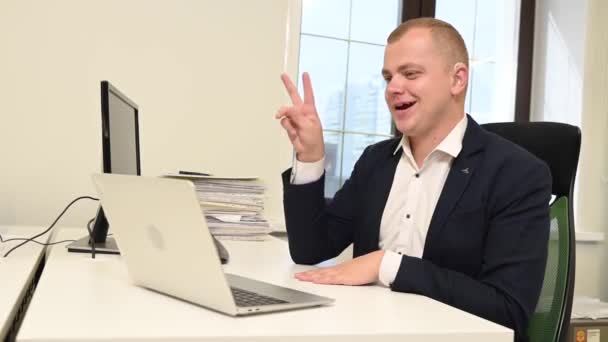 사무실에서 노트북에 통화에 언어를 말하는 귀머거리 — 비디오