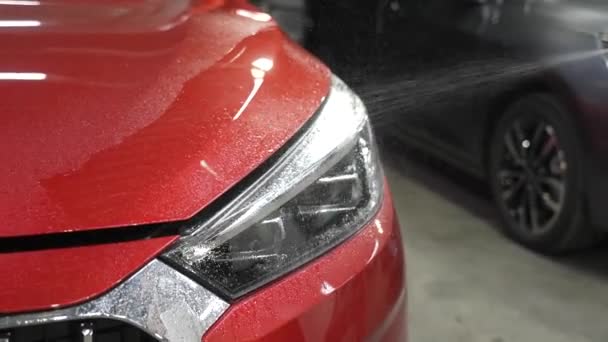 Man Tvättar Strålkastarna Röd Bil Med Skrapa — Stockvideo