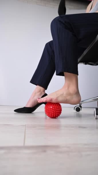 Geschäftsfrau Massiert Ihre Füße Auf Einem Massageball Mit Spikes Vertikales — Stockvideo