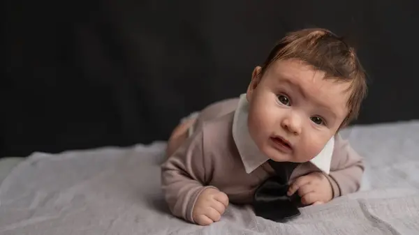 Retrato Bebé Acostado Boca Abajo Con Una Corbata Sobre Fondo Imagen De Stock