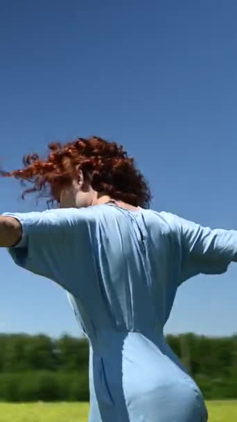 Λευκή Γυναίκα Μπλε Φόρεμα Χορεύει Χωράφι Βίντεο 360 Μοίρες Κάθετη — Αρχείο Βίντεο