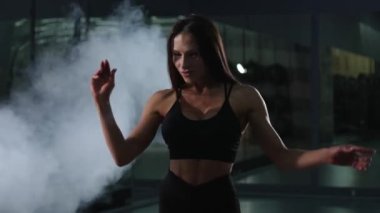 Spor salonunda poz veren fitness bikini modeli eğitimi