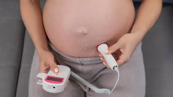 Primer Plano Vientre Mujeres Embarazadas Usando Doppler Casero Pantalla Blanco Imagen De Stock