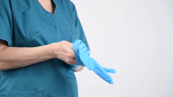 Lekarz Zakłada Lateksowe Rękawiczki Białe Tło Przestrzeń Kopiowania — Wideo stockowe