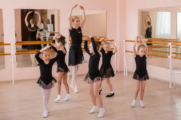École Ballet Pour Enfants Femme Caucasienne Enseignant Ballet Aux Petites Image En Vente
