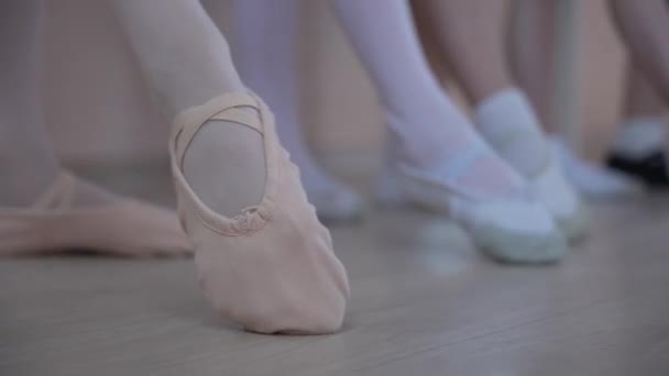 Små Flickor Övar Balett Barren Närbild Unga Ballerinor Fötter — Stockvideo