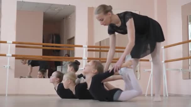 Eine Lehrerin Hilft Fünf Kleinen Mädchen Bei Einer Korbübung — Stockvideo