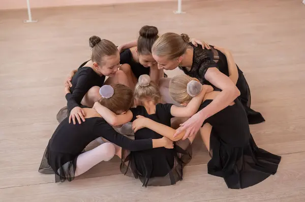 Cinq Petites Ballerines Professeur Sont Assis Dans Cercle Embrassant Images De Stock Libres De Droits