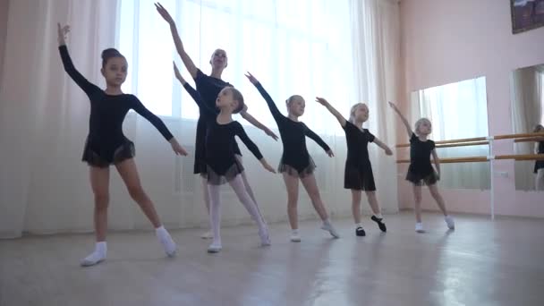Barnens Balettskola Vit Kvinna Som Undervisar Små Flickor Balett — Stockvideo