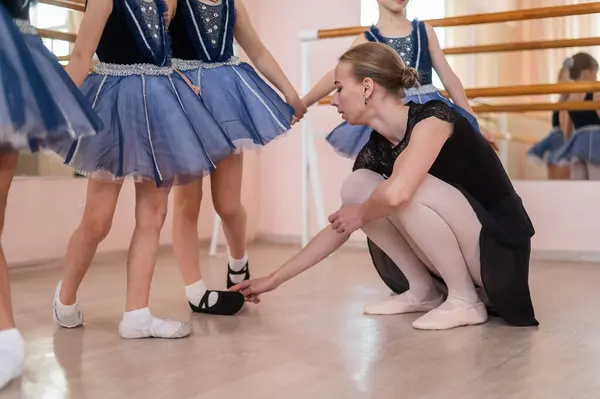 École Ballet Pour Enfants Femme Caucasienne Enseignant Ballet Aux Petites Images De Stock Libres De Droits