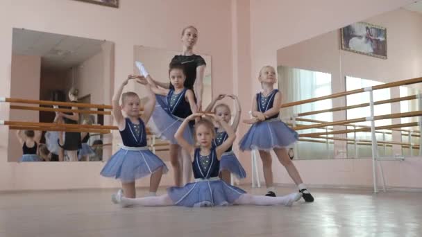 Lima Balerina Kecil Dan Seorang Guru Yang Berpose Sebuah Sekolah — Stok Video