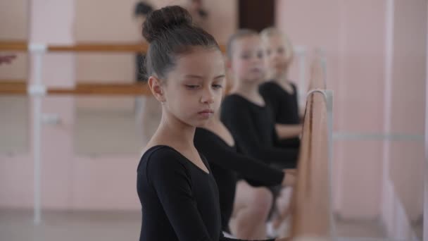 Escola Ballet Infantil Meninas Treinando Ballet Barre — Vídeo de Stock