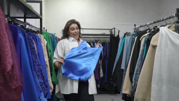 Толстая Женщина Выбирает Одежду Примерки Магазине Плюс Размер — стоковое видео