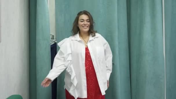 Şişman Bir Kadın Büyük Beden Bir Mağazadaki Soyunma Odasında Kıyafet — Stok video