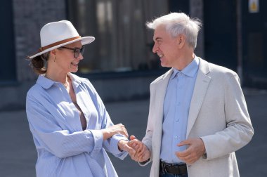 Yürüyüşe çıkmış yaşlı ve şık bir çift. Olgun insanların romantik ilişkileri