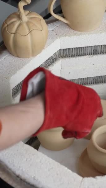 Close Homem Mãos Carregando Cerâmica Forno Especial — Vídeo de Stock