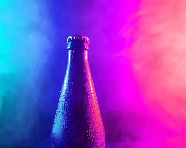 Glazen Flesje Bier Blauw Roze Mist — Stockfoto