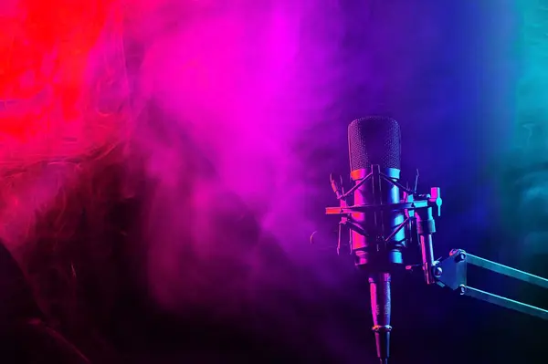 Microfono Professionale Fumo Rosa Sfondo Nero Immagine Stock
