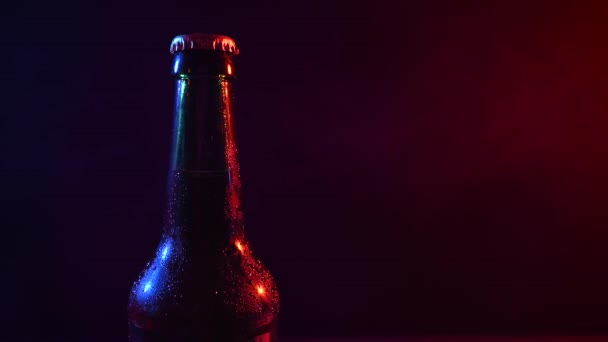 Botella Cerveza Girando Humo Rosa Azul — Vídeo de stock