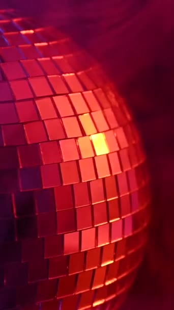 Disko Topu Kırmızı Dumanın Içinde Dönüyor Gece Hayatı Dikey Video — Stok video