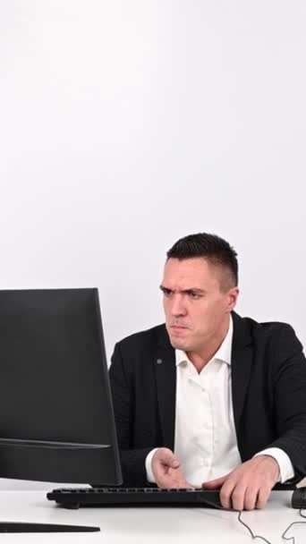 사람은 모니터에 키보드를 분노에 사무실 근로자는 컴퓨터를 천천히 움직여 비디오 — 비디오
