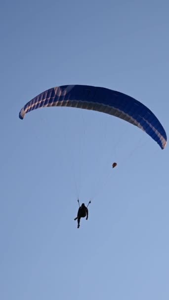 Silhuett Man Paraglider Som Flyger Över Havet Vid Solnedgången Vertikal — Stockvideo