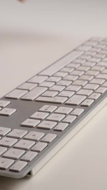 Eine Frau Staubt Eine Weiße Tastatur Auf Einem Weißen Arbeitstisch — Stockvideo