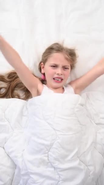 Vedere Sus Unei Fetițe Puțin Nemulțumite Culcată Pat Videoclipuri Verticală — Videoclip de stoc
