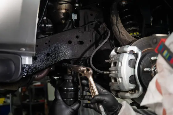 Mecánico Automático Aplica Masilla Anticorrosión Parte Inferior Coche —  Fotos de Stock