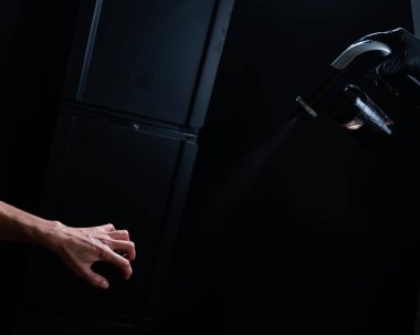 Usta kadınların eline boyama boyası sürüyor. Anında bronzlaşma prosedürü.