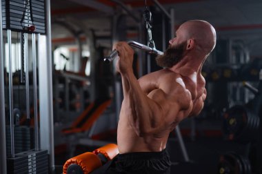 Kafkasyalı bir adam bir makinede çekiş yapıyor.