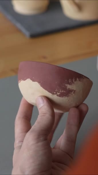 Κοντινό Πλάνο Ενός Αγγειοπλάστη Χέρια Ένα Πινέλο Ζωγραφική Κεραμικά Πιάτα — Αρχείο Βίντεο