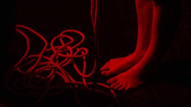 Kadın ayaklarına ve iplerine yakın çekim. Japon Shibari tekniği