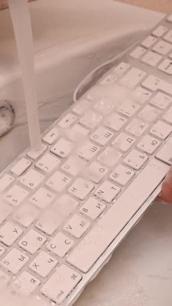 女人用泡沫海绵洗白色的电脑键盘 垂直录像 — 图库视频影像