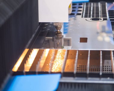 Metal lazer kesme makinesi. Güvenli otomatik metal işçiliği