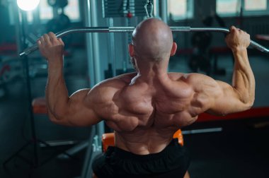 Kafkasyalı bir adam bir makinede çekiş yapıyor.