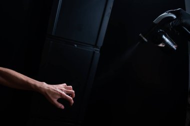 Usta kadınların eline boyama boyası sürüyor. Anında bronzlaşma prosedürü.