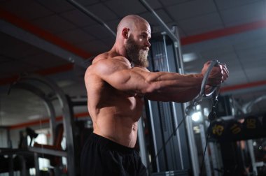 Kel Kafkas vücut geliştirme sandığı spor salonunda kablolu yayını kullanıyor.